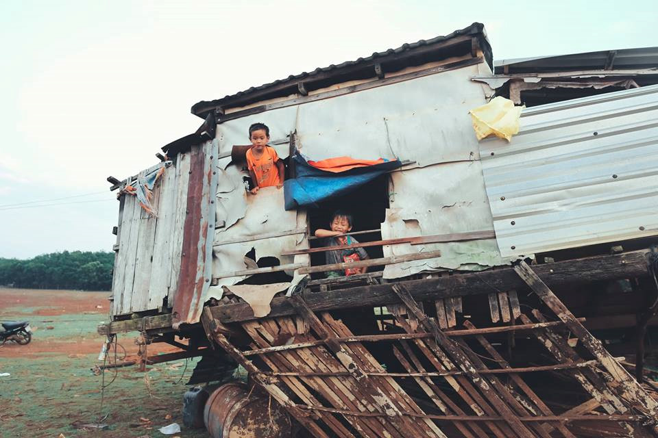 anh nhung dua tre khap viet nam be thiet 6 tuoi lan ngup duoi nuoc