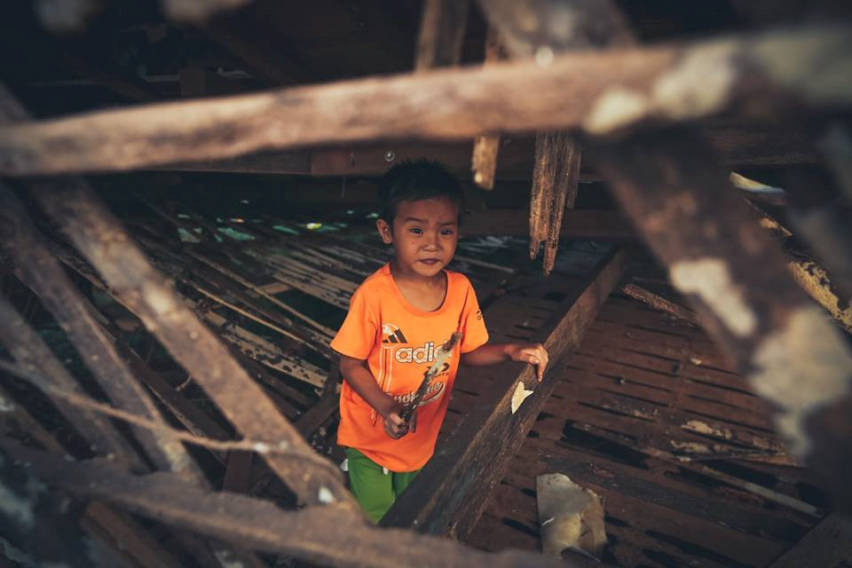 anh nhung dua tre khap viet nam be thiet 6 tuoi lan ngup duoi nuoc