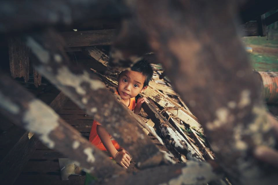 anh nhung dua tre khap viet nam be thiet 6 tuoi lan ngup duoi nuoc