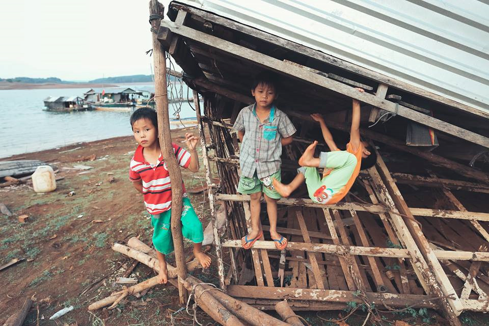 anh nhung dua tre khap viet nam be thiet 6 tuoi lan ngup duoi nuoc