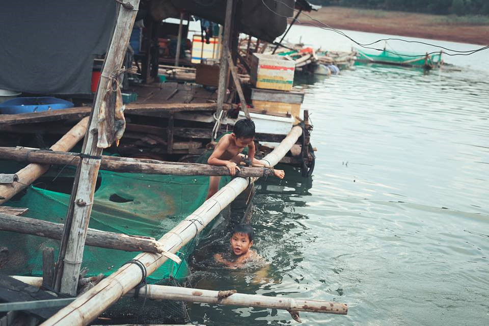 anh nhung dua tre khap viet nam be thiet 6 tuoi lan ngup duoi nuoc