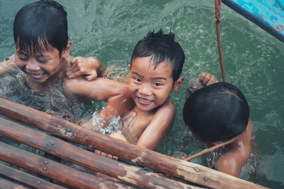 anh nhung dua tre khap viet nam be thiet 6 tuoi lan ngup duoi nuoc