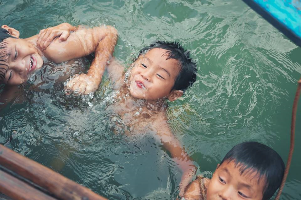 anh nhung dua tre khap viet nam be thiet 6 tuoi lan ngup duoi nuoc