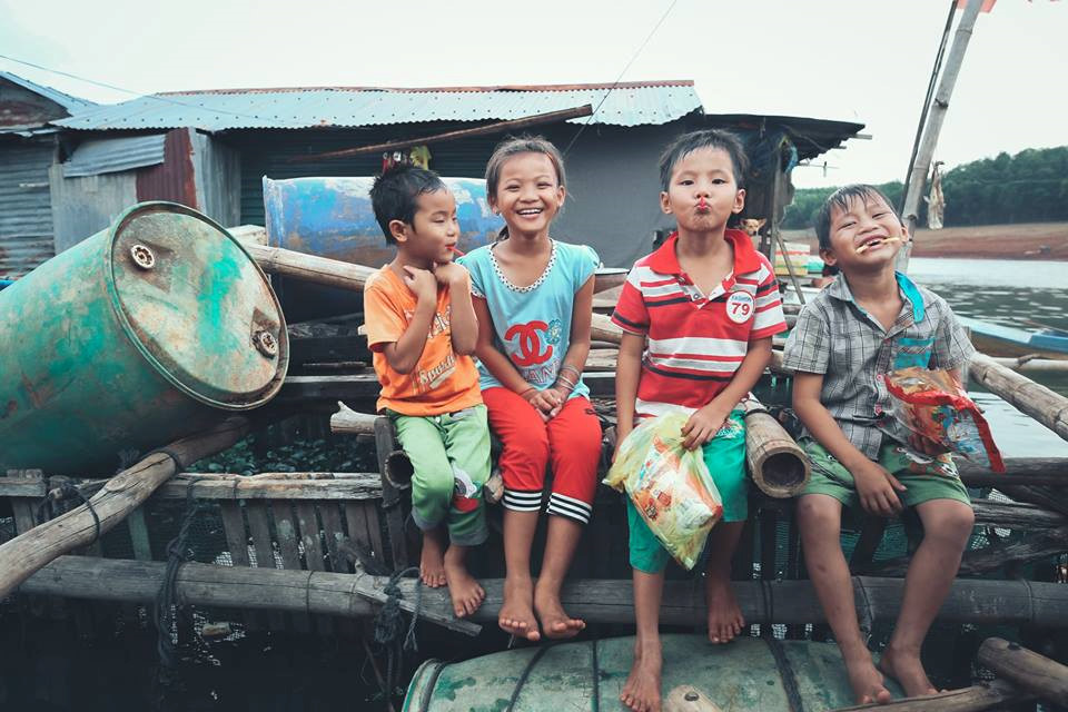 anh nhung dua tre khap viet nam be thiet 6 tuoi lan ngup duoi nuoc