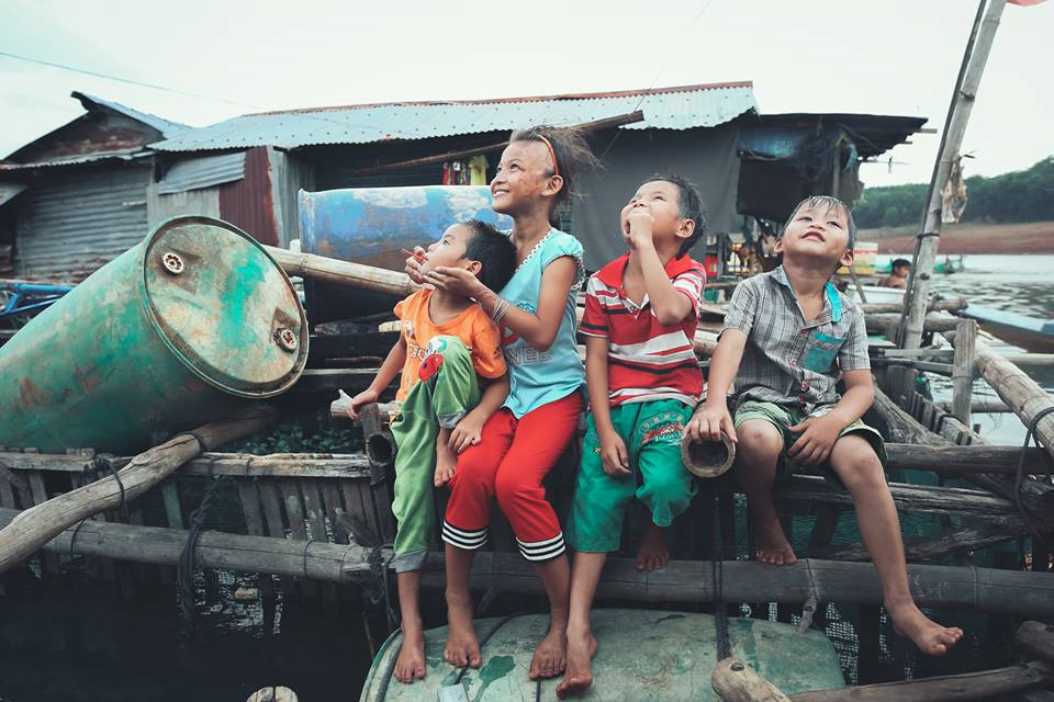 anh nhung dua tre khap viet nam be thiet 6 tuoi lan ngup duoi nuoc