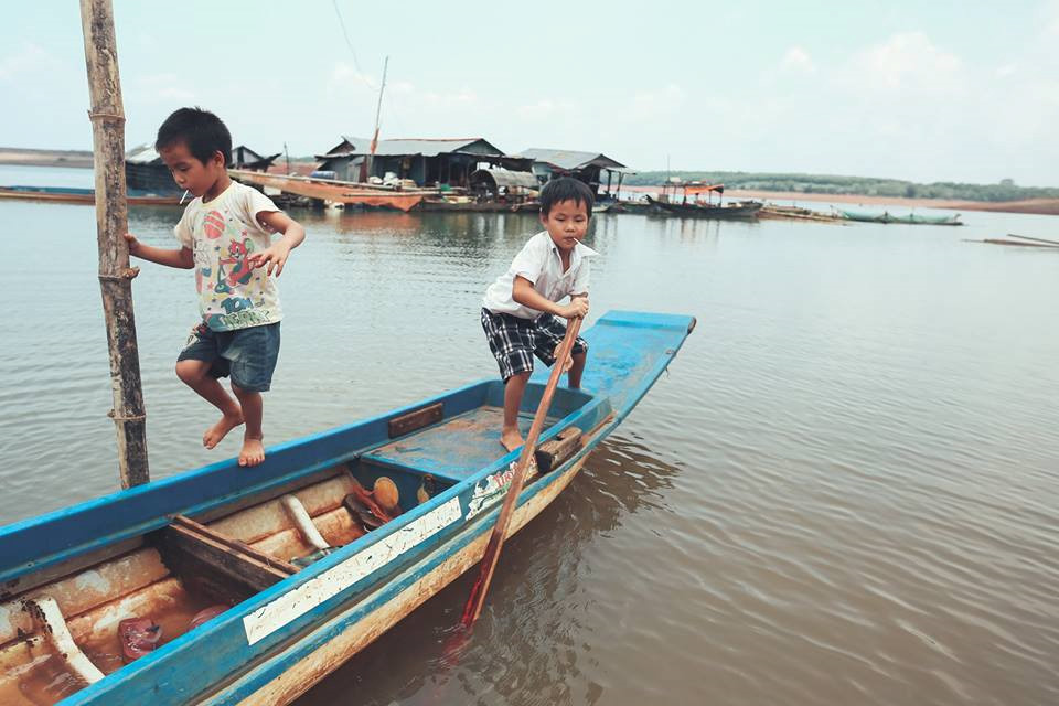 anh nhung dua tre khap viet nam be thiet 6 tuoi lan ngup duoi nuoc