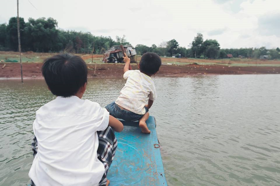 anh nhung dua tre khap viet nam be thiet 6 tuoi lan ngup duoi nuoc