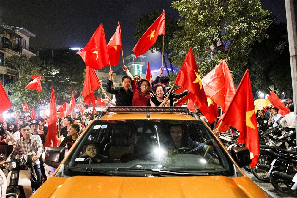 Cổ động viên bóng đá Việt Nam đổ ra đường ăn mừng
