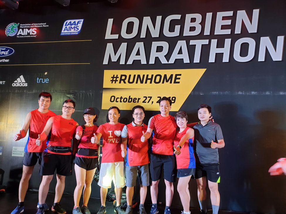 cac vdv chay pvep tham gia chinh phuc longbien marathon 2019