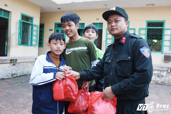 chien sy canh sat co dong ha noi mang yeu thuong den voi so phan thiet thoi