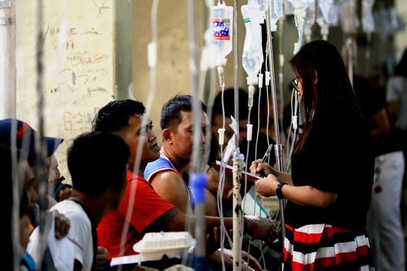 Dân Philippines ồ ạt nhập viện do ngộ độc rượu chứa methanol mừng Giáng sinh