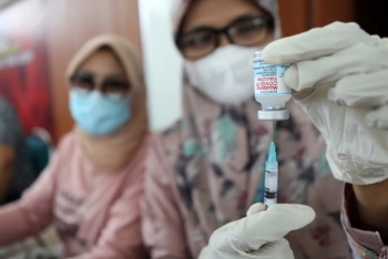 Người đàn ông Indonesia tiêm 14 mũi vaccine COVID-19 hộ người khác để lấy tiền