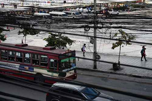 cuoc chien voi mang nhen day dien tren duong pho bangkok