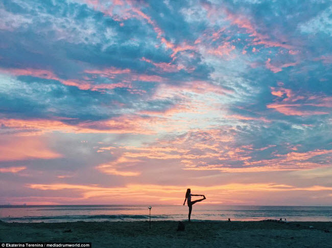 vu cong nga dot tim nguoi xem voi anh du lich qua doi sexy