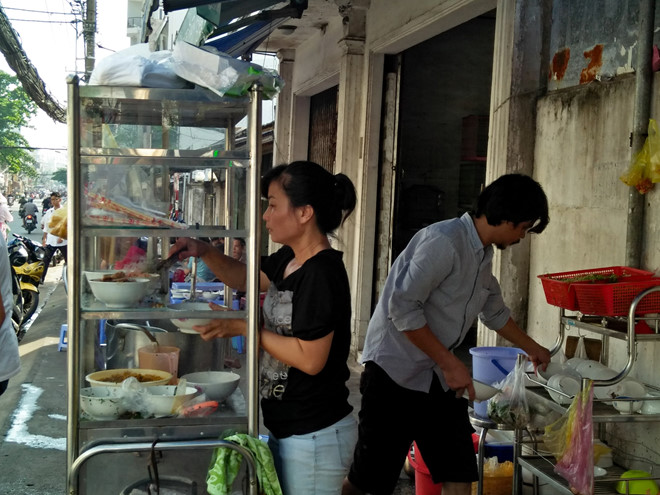 an banh canh cua dong nguoi sai gon bat ngo vi dac san mien tay