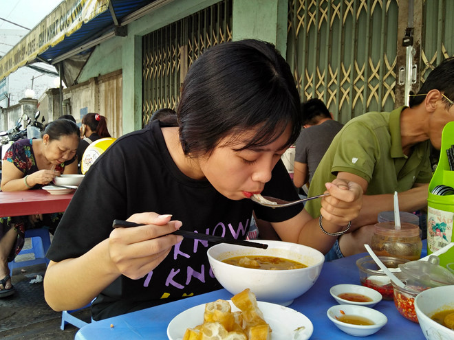 an banh canh cua dong nguoi sai gon bat ngo vi dac san mien tay