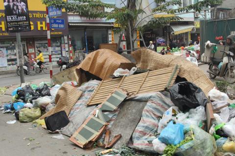 duong pho ha noi ngap rac dan chan xe rac