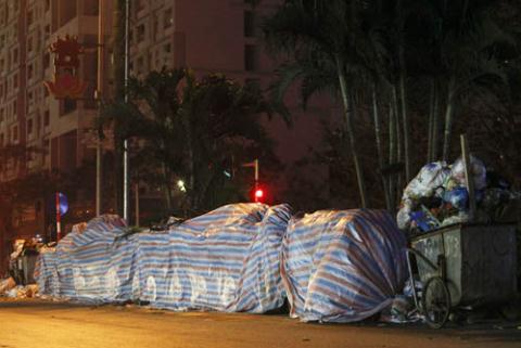 duong pho ha noi ngap rac dan chan xe rac