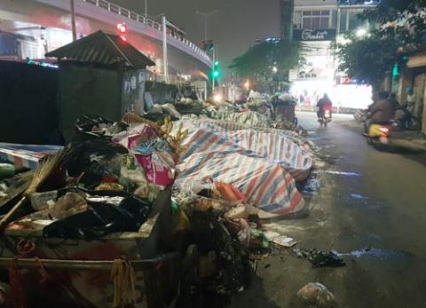 duong pho ha noi ngap rac dan chan xe rac