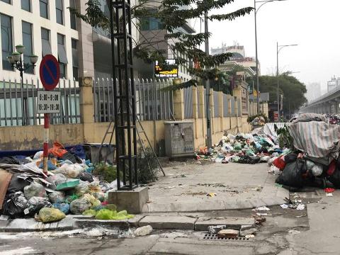 duong pho ha noi ngap rac dan chan xe rac