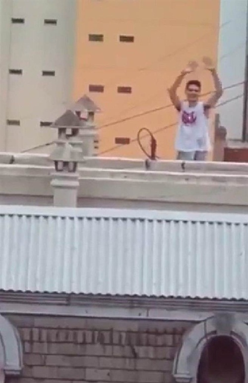 than nhien yeu duong nong bong tren noc nha cap doi bi nem da tham te