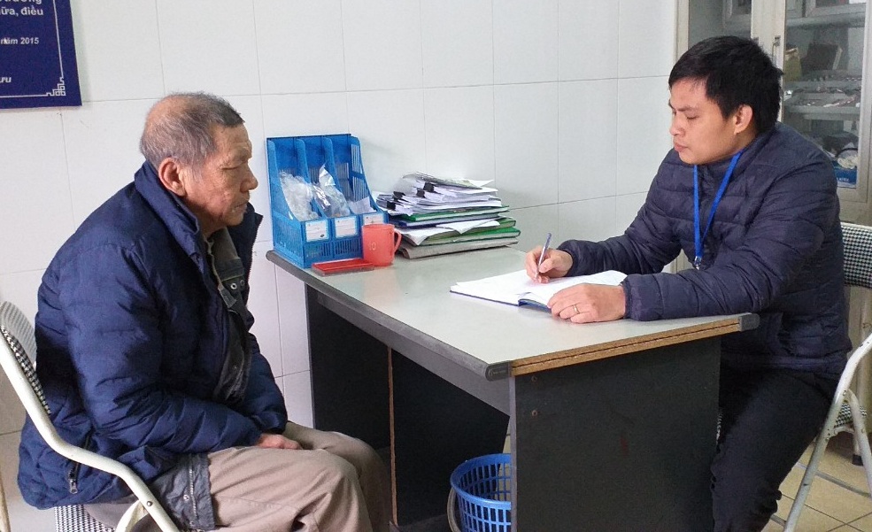 Đưa ông lão bế cháu ngoại lang thang dưới cầu Chương Dương vào trung tâm bảo trợ dua ong lao be chau ngoai lang thang duoi cau chuong duong vao trung tam bao tro