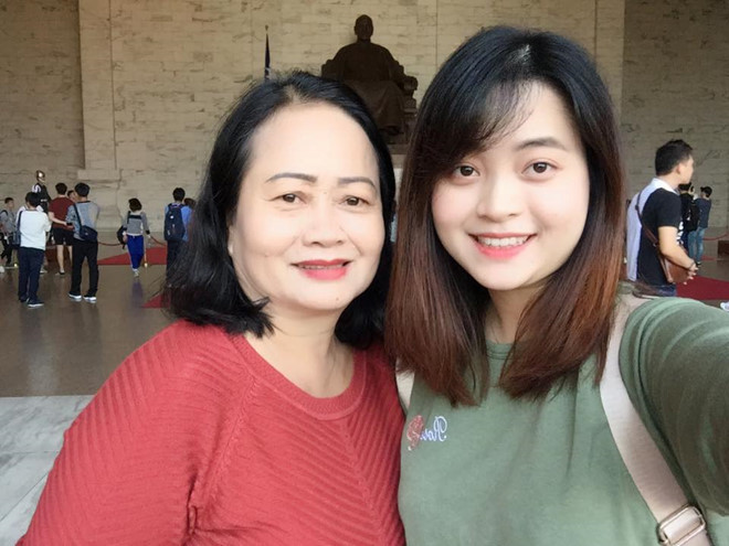 khong sam gi cho minh co gai xinh dep moi nam dua me di mot nuoc