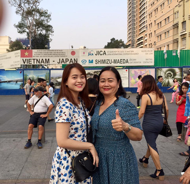 khong sam gi cho minh co gai xinh dep moi nam dua me di mot nuoc