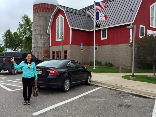 khong sam gi cho minh co gai xinh dep moi nam dua me di mot nuoc