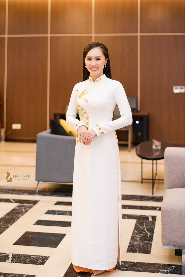 nsnd trung hieu khong ngai ngan hon vo 9x trong le an hoi