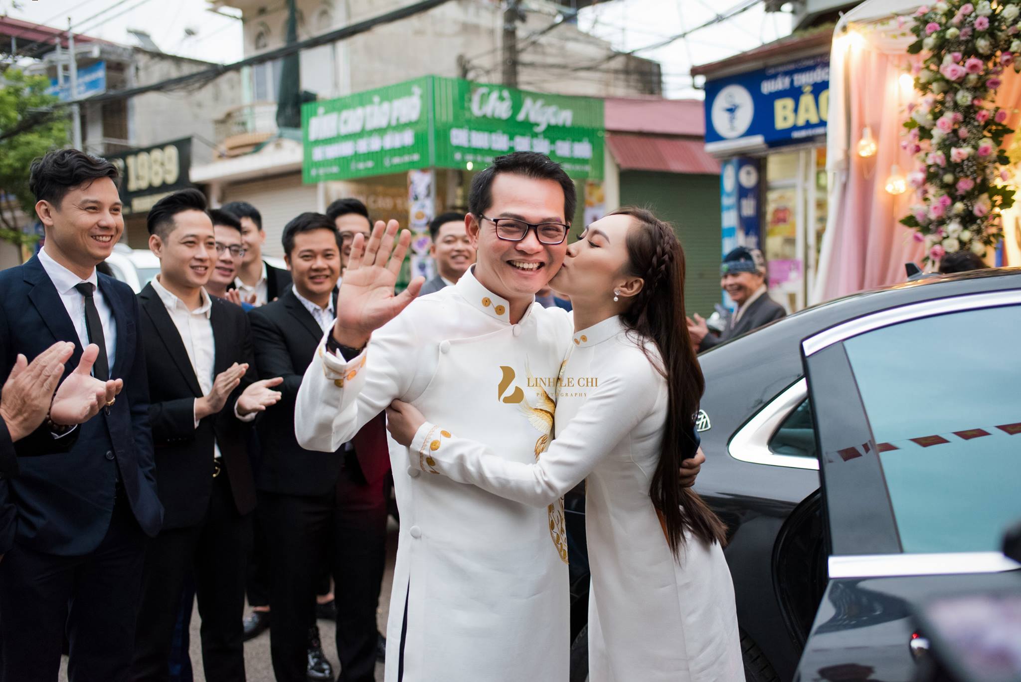 nsnd trung hieu khong ngai ngan hon vo 9x trong le an hoi