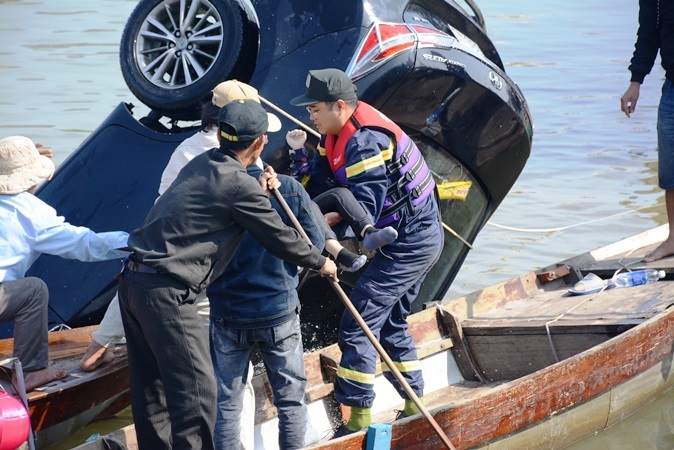 lao o to xuong song hoai lang nguoi canh vot thi the be trai 6 tuoi