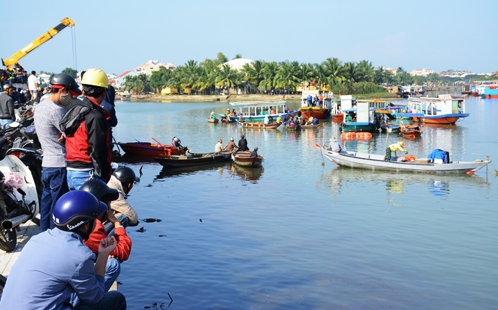 lao o to xuong song hoai lang nguoi canh vot thi the be trai 6 tuoi