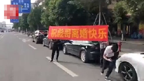 ly hon nguoi dan ong to chuc an mung hoanh trang khong khac gi dam cuoi