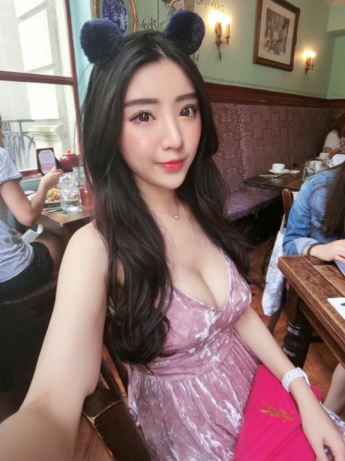 nu streamer xinh dep hut nghin fan nho voc dang nong bong