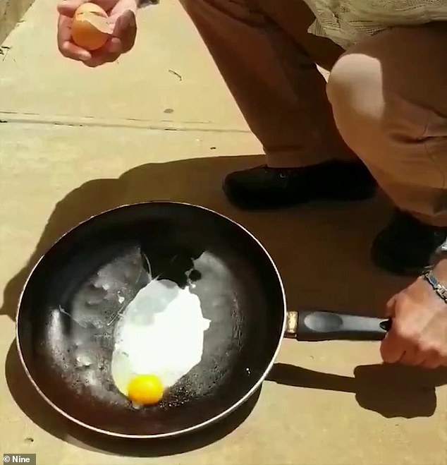 trong khi viet nam dang giua mua dong thi noi nay nong den muc co the ran trung tren duong