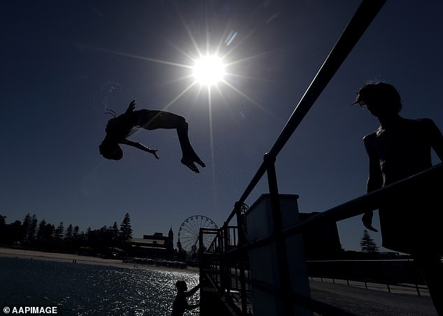 trong khi viet nam dang giua mua dong thi noi nay nong den muc co the ran trung tren duong