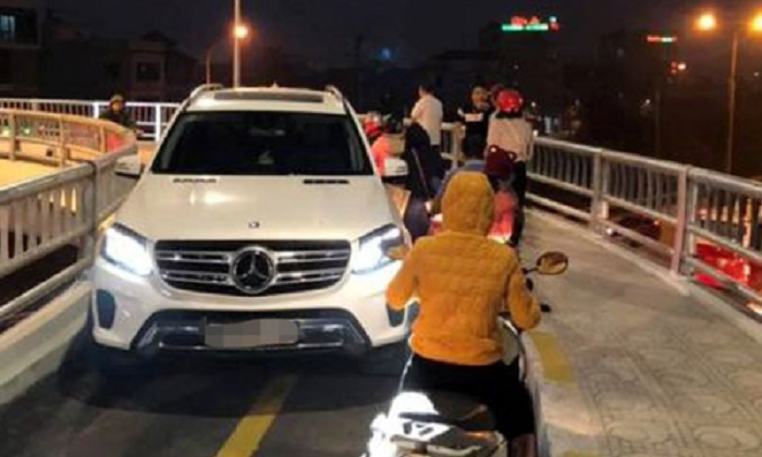 tuoc bang lai cua tai xe mercedes di vao duong danh cho xe may