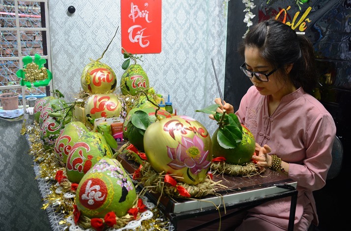 ngo ngang dua buoi len doi hut khach dip tet