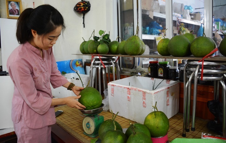 ngo ngang dua buoi len doi hut khach dip tet