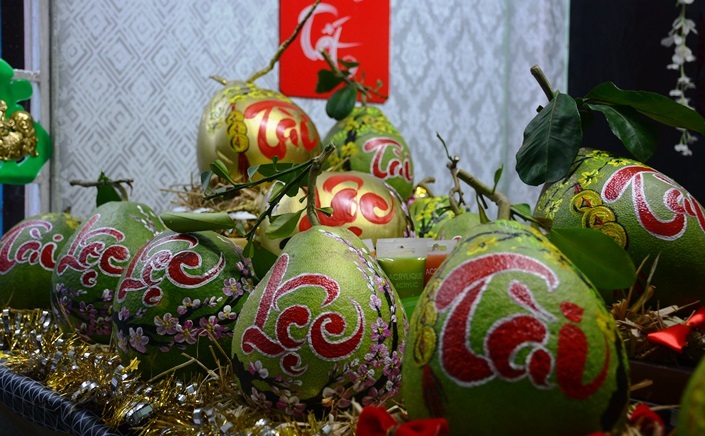 ngo ngang dua buoi len doi hut khach dip tet