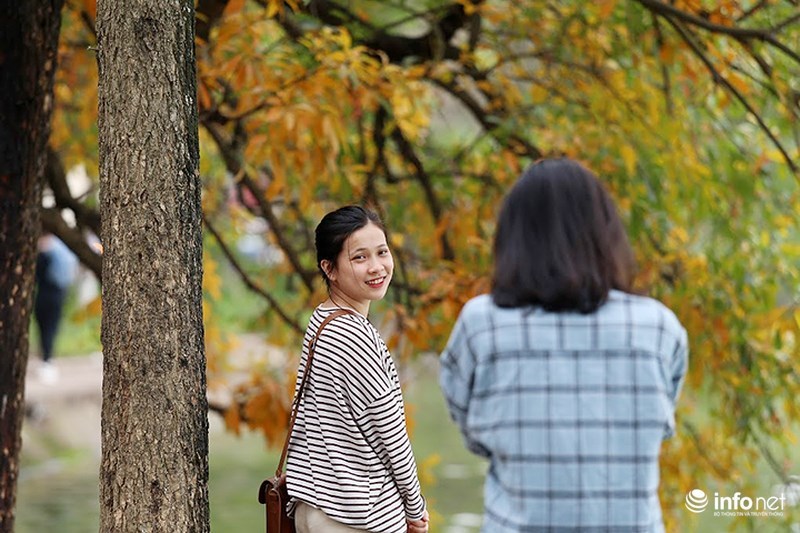 quy co ha thanh xung xinh vay ao hien ngang giua pho chup anh la vang