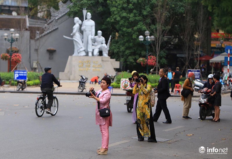 quy co ha thanh xung xinh vay ao hien ngang giua pho chup anh la vang