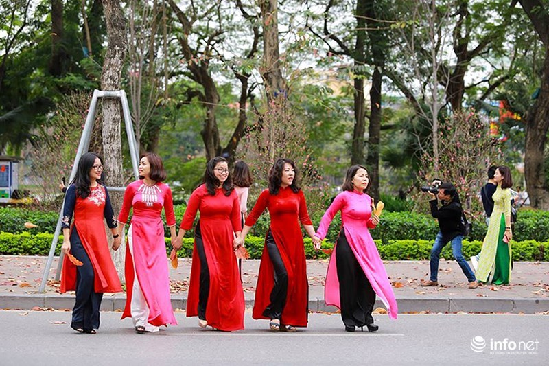 quy co ha thanh xung xinh vay ao hien ngang giua pho chup anh la vang