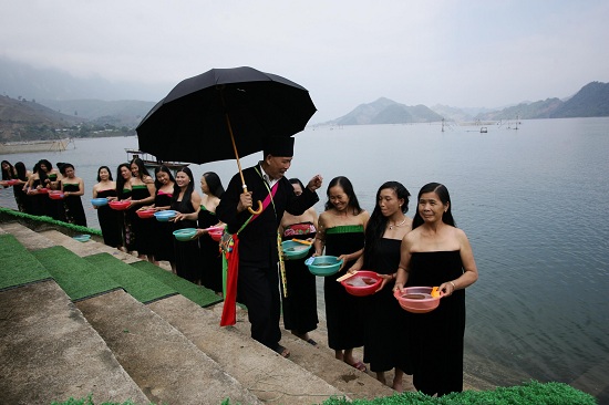 doc dao phong tuc goi dau cua phu nu thai den