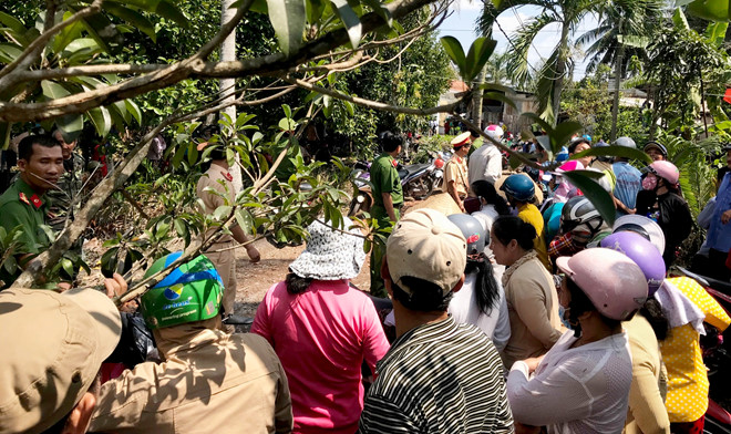 Giết vợ cùng bạn đồng giới 'sống chung': Nước mắt chồng đã chảy khi quỳ trước nấm mộ giet vo cung ban dong gioi song chung nuoc mat chong da chay khi quy truoc nam mo