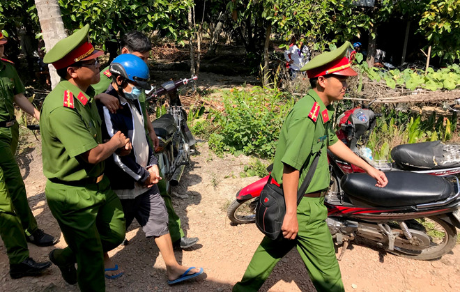 Giết vợ cùng bạn đồng giới 'sống chung': Nước mắt chồng đã chảy khi quỳ trước nấm mộ giet vo cung ban dong gioi song chung nuoc mat chong da chay khi quy truoc nam mo