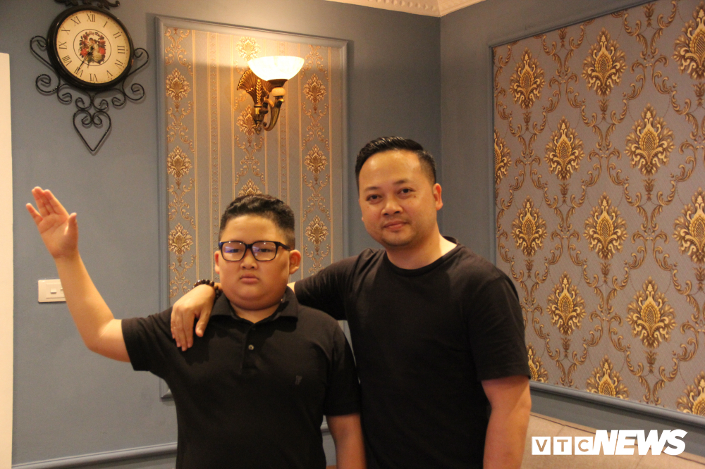 cau be ha noi cat toc giong kim jong un noi tieng tren bao quoc te con mong duoc moi ngai kim cung di da bong