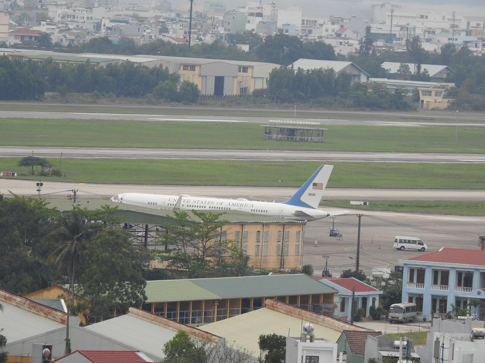 may bay du phong cua tong thong donald trump ha canh xuong san bay da nang