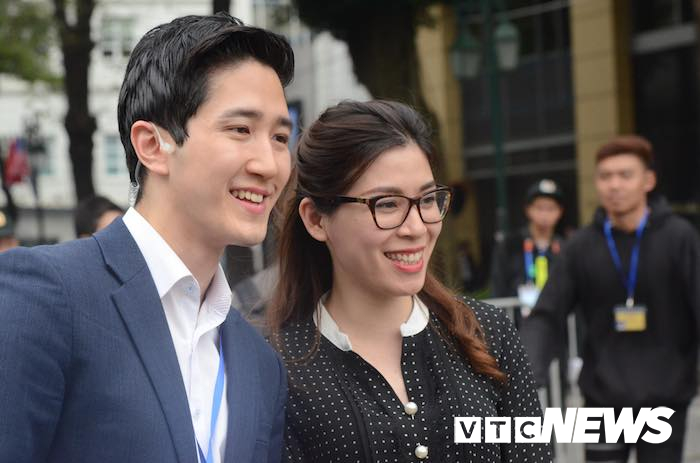 anh phong vien nam han quoc tuoi cuoi chup anh cung fan nu viet nam